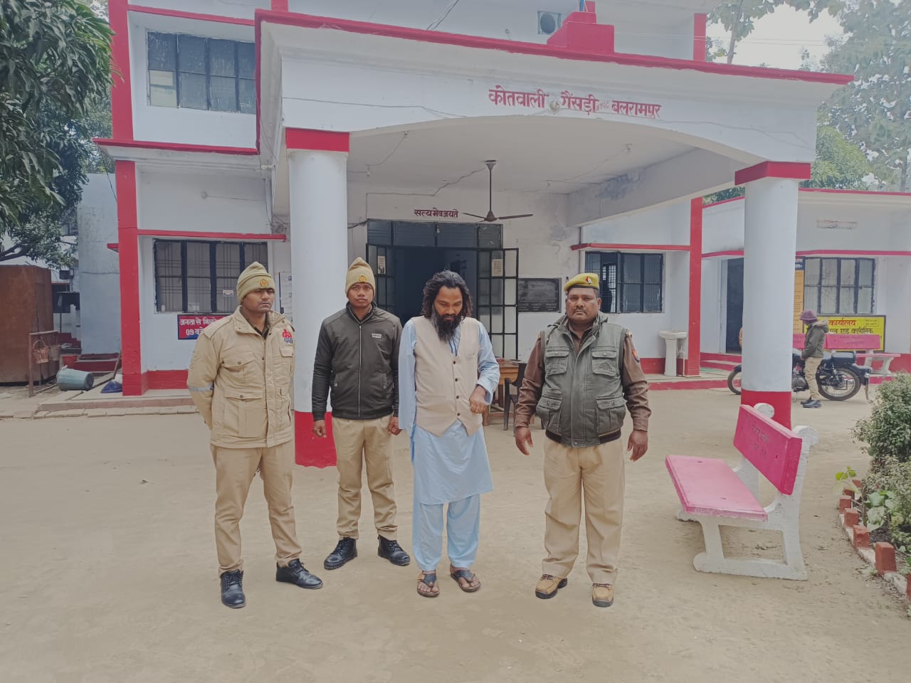 गैसड़ी पुलिस द्वारा क्षेत्र से 10 हजार रुपये का इनामिया वंछित अपराधी गिरफ्तार