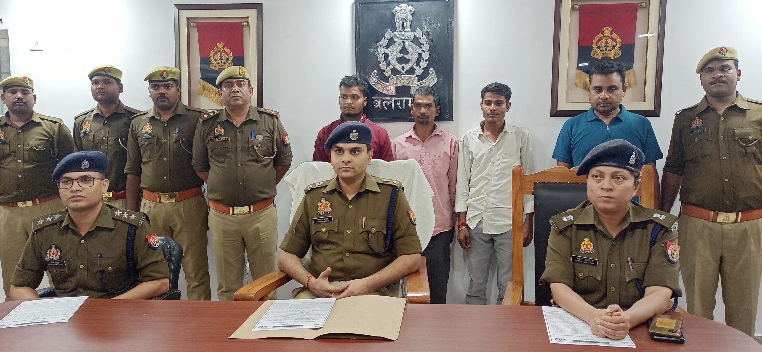 उतरौला _पुलिस द्वारा कूटरचित दस्तावेज तैयार कर भूमि विक्रय करने वाले 04 अभियुक्तो को किया गया गिरफ्तार